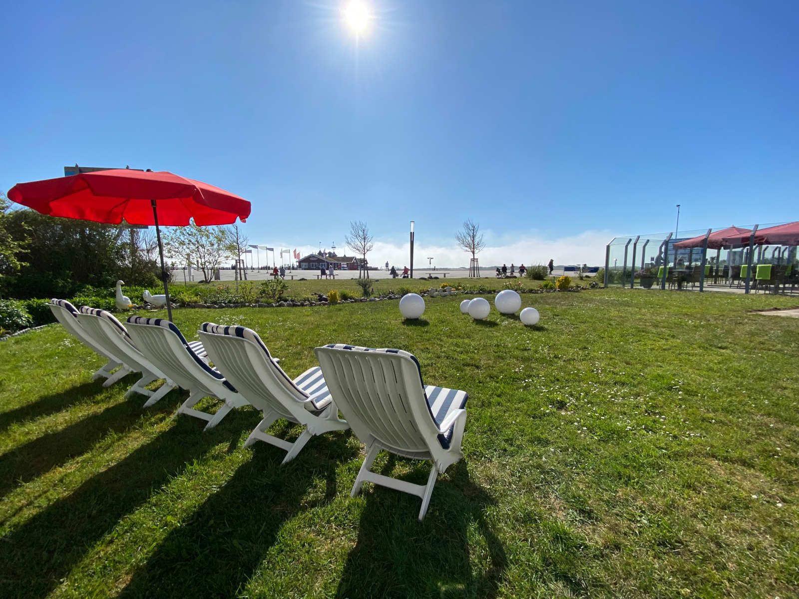 hotel-fernsicht-meerblick-sommer-sonne-garten-rasen