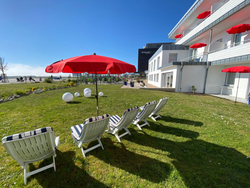 hotel-fernsicht-meerblick-sommer-sonne-garten-rasen