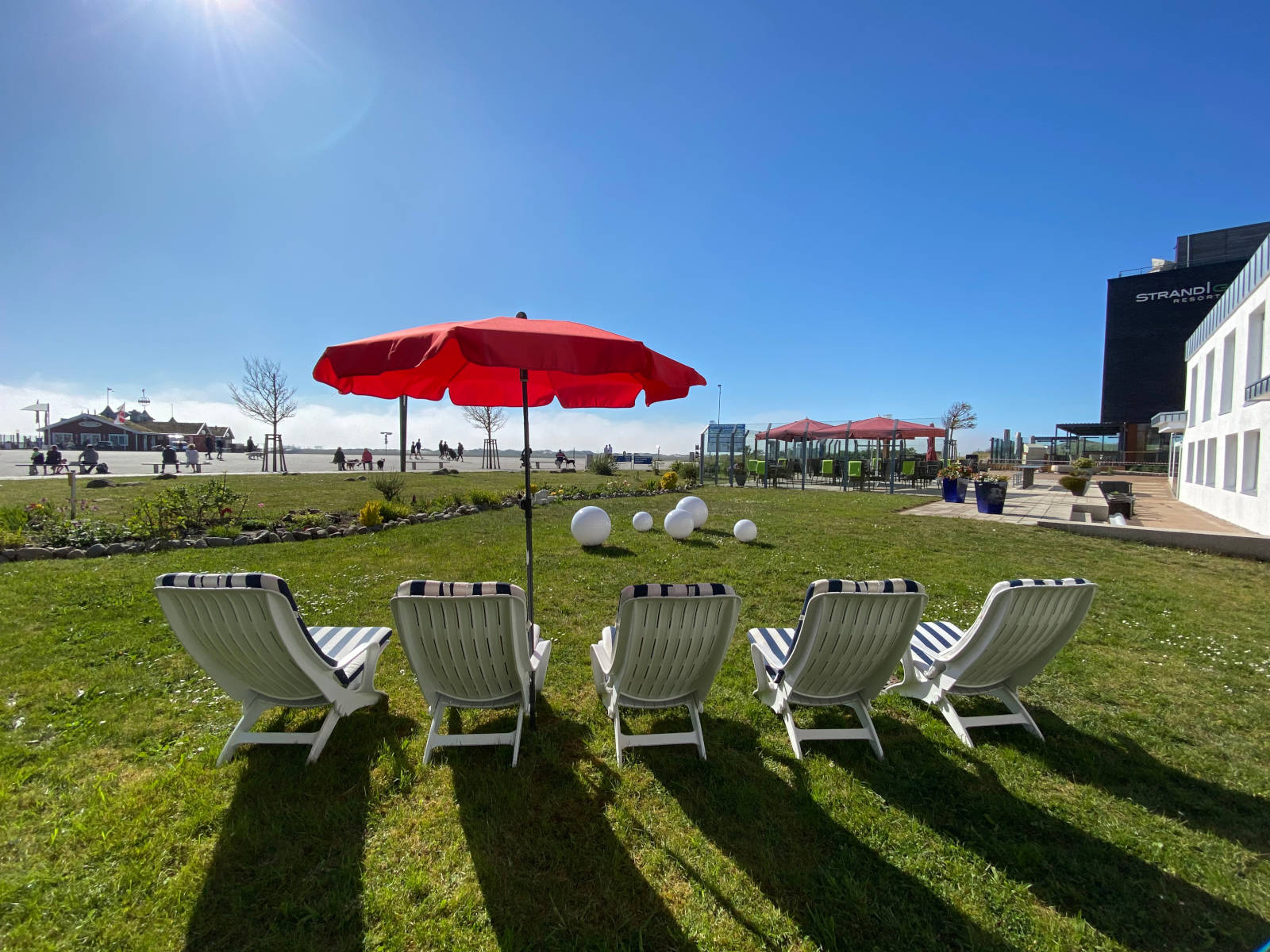 hotel-fernsicht-meerblick-sommer-sonne-garten-rasen